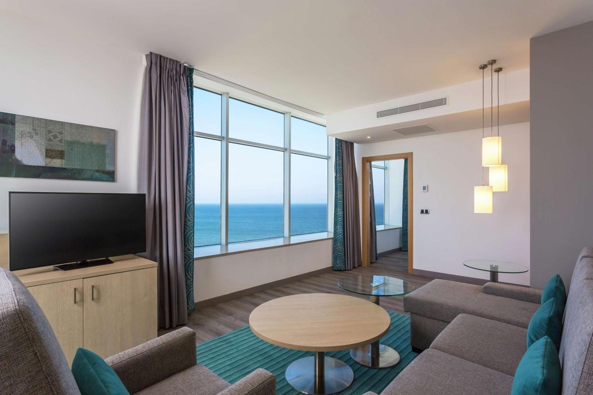 One-Bedroom King Suite Sea View